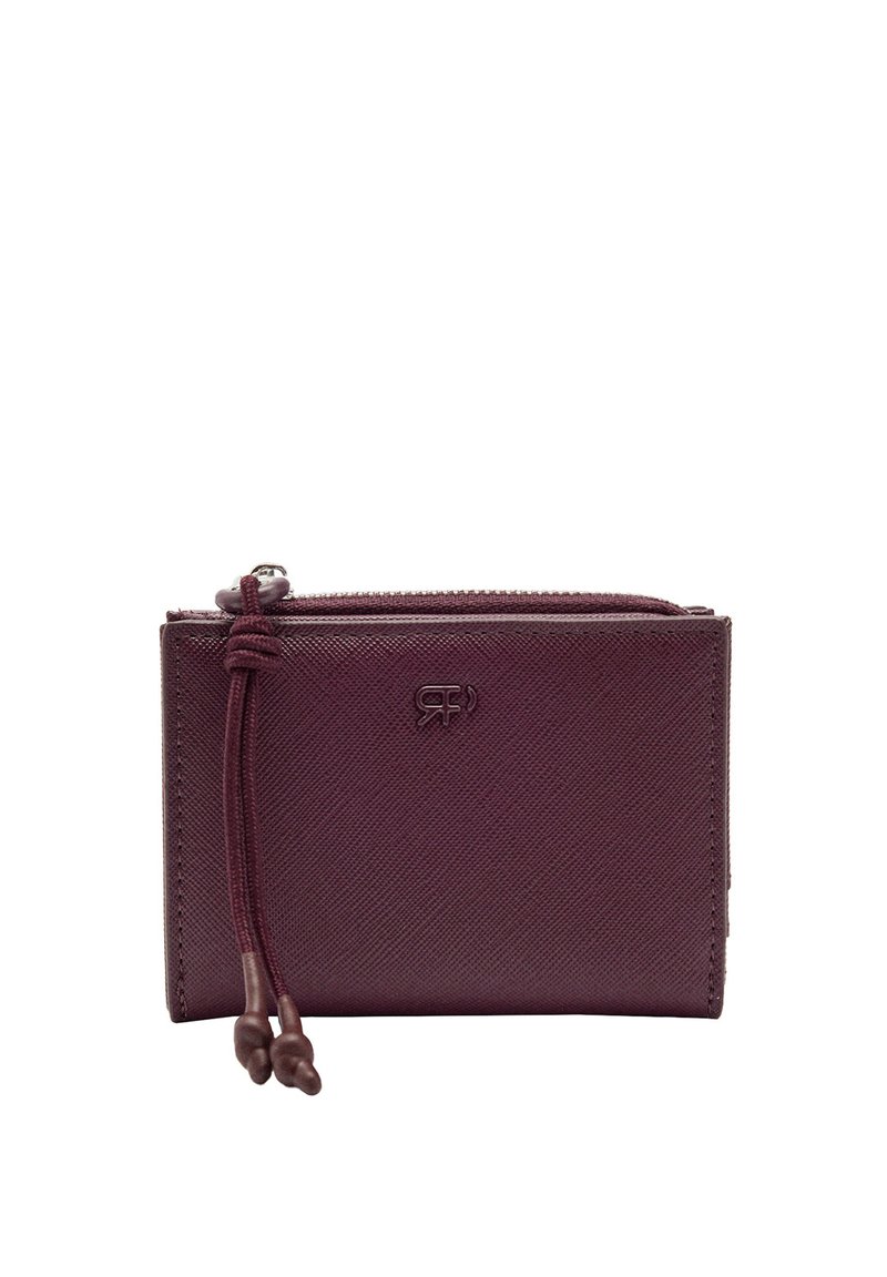 Bordowy portfel na karty na zamek błyskawiczny z teksturowaną powierzchnią, z wyróżniającym się logo, akcentami w postaci sznureczków oraz smukłym, prostokątnym kształtem.