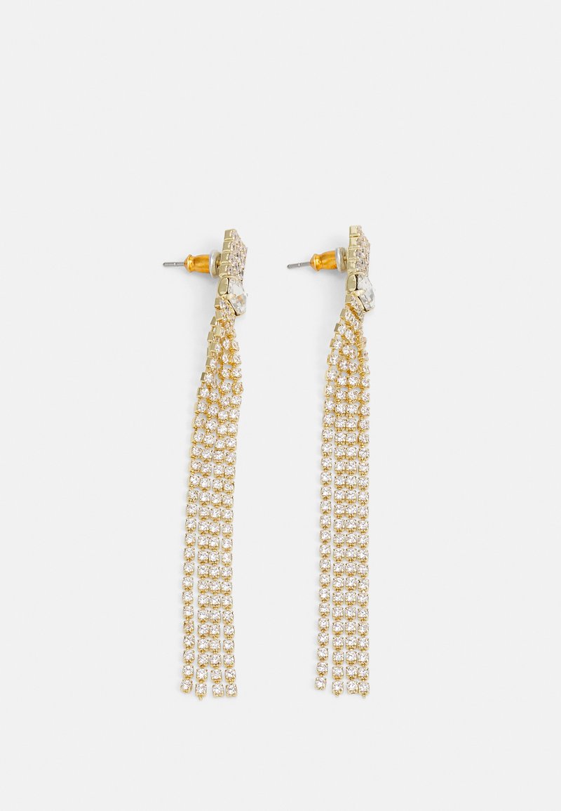 Brincos em tom dourado com tampas decorativas em forma de pino e correntes de strass transparentes em um design linear.