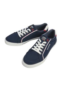 Granatowe płócienne trampki z białymi sznurówkami, gumowymi podeszwami oraz czerwono-białymi akcentami. Wyposażone w naszywkę logo na języku i otwory wentylacyjne.