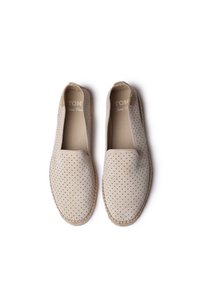 Beige perforated instappers met een ronde neus, elastiche zijkanten en een geweven jute zool. Gladde textuur met een casual ontwerp.