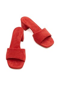 Sandali con tacco a blocco in suede rosso, con ampia fascia superiore e soletta testurizzata. Superficie liscia, design a punta quadrata. Stile minimalista e contemporaneo.
