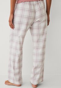 Plüschige Karohosen in Weiß, Pink und Grau, mit einem lockeren Schnitt und einem elastischen Bund mit Rüschendetails an der Oberseite.