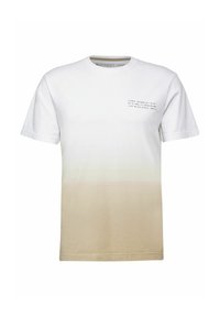 Vit T-shirt med en gradient från vitt till beige, korta ärmar och en liten svart tryckt design på vänster bröstområde.