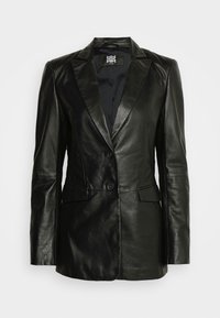 Černá kožená sako se strukturovaným designem, obsahující klopu s výřezem, dva knoflíky a boční kapsy. Hladká textura a přiléhavý střih.