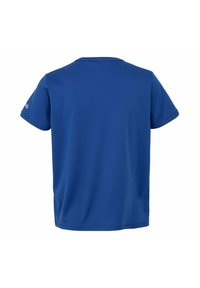 Camiseta azul de manga corta con cuello redondo; textura suave, dobladillo recto y diseño minimalista. Sin logotipos ni patrones visibles.