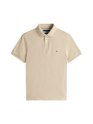 Polo beige en coton doux, avec un col en côte, des manches courtes et un petit logo brodé sur la poitrine.