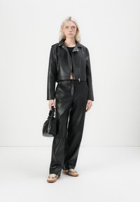 JDY JDYMOXY JACKET - Imitert skinnjakke - black