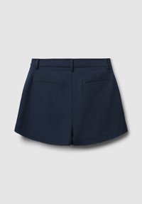 Pantaloni corti blu navy realizzati in un tessuto testurizzato con un motivo a righe sottili. Presentano due tasche posteriori e una vita su misura.
