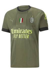 Olivově zelený sportovní dres s černými akcenty, obsahující vertikální pruhy, logo Puma, italskou vlajku a text "Emirates Fly Better".