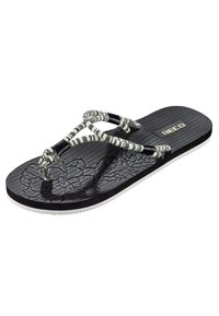 Schwarze Flip-Flop-Sandale mit floralen Mustern auf der Oberfläche, strukturiertem Fußbett und gestreiften Stoffriemen. Mit einer weißen Gummilaufsohle.