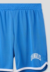 Shorts sportivi blu realizzati in tessuto a rete traspirante. Presentano un bordo bianco all'orlo e la scritta "LOS ANGELES" in bianco sul lato sinistro.