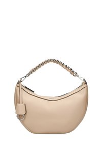 Beige leren handtas met een gebogen vorm, voorzien van een gevlochten kettingband en zilverkleurige hardware. Inclusief een klein label met een ringbevestiging.