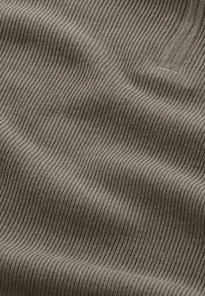 Gestructureerde ribstof in een gedempt taupe kleur, met fijne, parallelle groeven en een zachte, verheven oppervlakte doorheen.