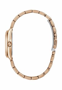 Reloj de metal color oro rosa con una caja rectangular suave, banda de eslabones y un acento plateado en el cierre. Presenta una corona redondeada.