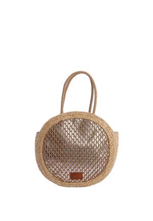 Bolso redondo tejido de paja con diseño de celosía abierta, asas dobles y pequeño parche rectangular de cuero en el centro inferior.
