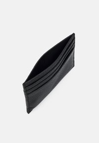 Portofel din piele neagră cu un finisaj texturat, dotat cu mai multe sloturi pentru carduri și un design deschis pentru acces ușor.