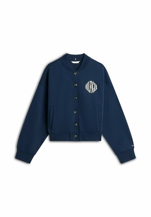 Marineblaue Bomberjacke mit Knopfleiste, geripptem Kragen und Bündchen, Seitentaschen und dem Schriftzug „HILFIGER“ auf der linken Brust.