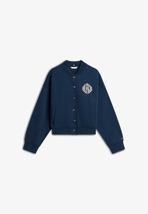 Marineblå bomberjakke med knapper, ribstrikket krave og manchetter, sidelommer og teksten "HILFIGER" på venstre bryst.