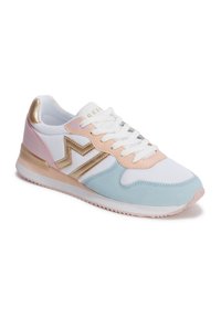 Sneaker in stile retro in rete bianca con accenti rosa pastello, blu e oro. Presenta una punta testurizzata e un dettaglio a zigzag sul lato.