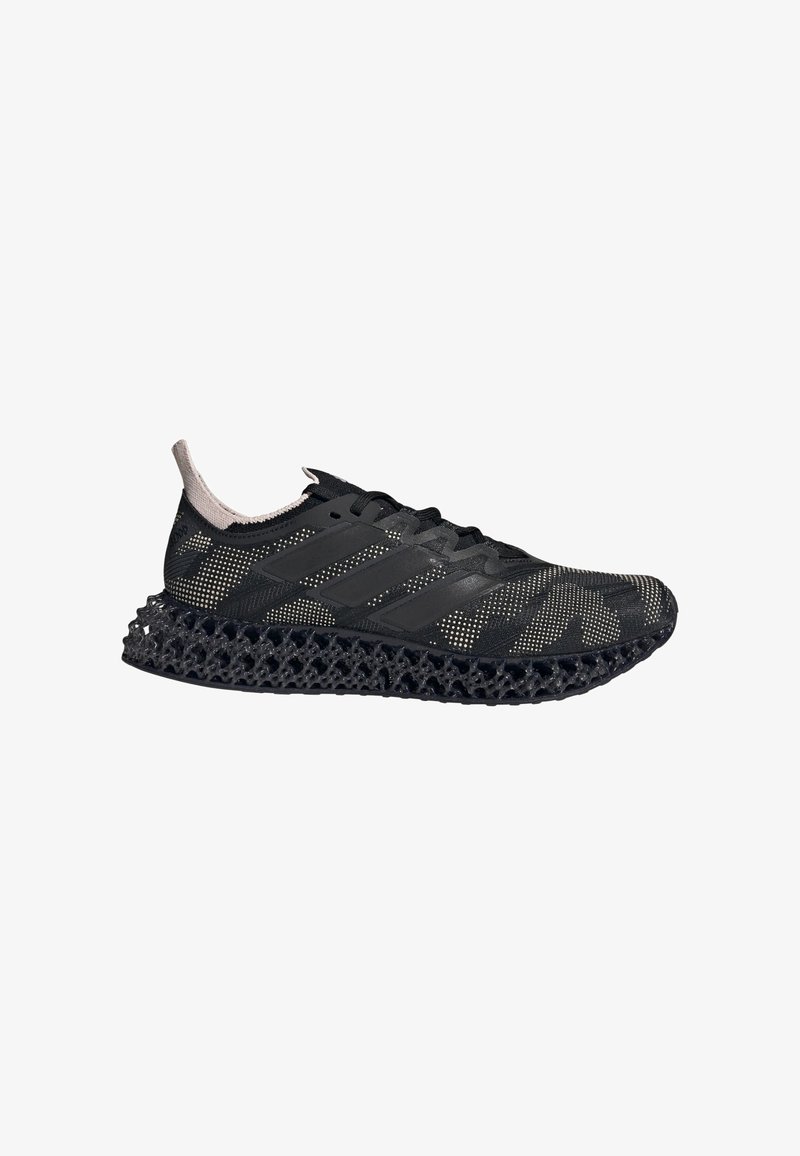 Chaussure de sport noire avec un dessus texturé présentant un motif géométrique, trois bandes, et une semelle intermédiaire légère en impression 3D avec un design en treillis.