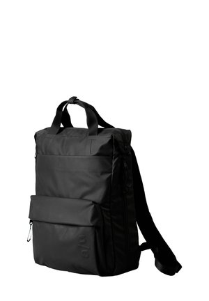 Zaino nero con forma rettangolare, tessuto resistente, maniglie superiori, una tasca anteriore con zipper e spallacci regolabili.