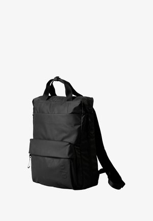 Schwarzer Rucksack mit rechteckiger Form, robustem Stoff, oberen Tragegriffen, einer vorderen Reißverschlusstasche und verstellbaren Schultergurten.