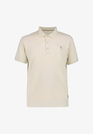 Polo color crema con manga corta, tapeta con tres botones y logotipo bordado en el pecho izquierdo. Textura de tela suave.