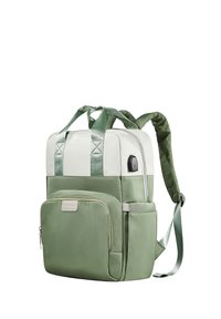 Mochila verde y blanca con tejido duradero, correas acolchadas, múltiples bolsillos y un diseño rectangular elegante con cierres de cremallera.