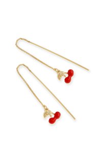 Pendientes de hilo de oro con pequeños charms de cereza roja y hojas doradas en delicadas cadenas sobre un fondo blanco.