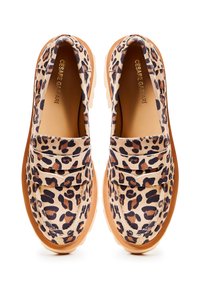 Paire de mocassins en daim à imprimé léopard avec semelles épaisses couleur sable et semelles intérieures de marque, vus de dessus.