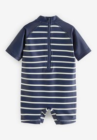 Combinaison de plongée à manches courtes bleu marine avec des rayures horizontales blanches, dotée d'une fermeture éclair dans le dos et d'un tissu lisse et extensible.