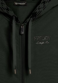 Felpa verde con zip e texture liscia, caratterizzata da un motivo a contrasto nero sulla cappuccio e il logo "FREDDY" decorato con piccoli strass.