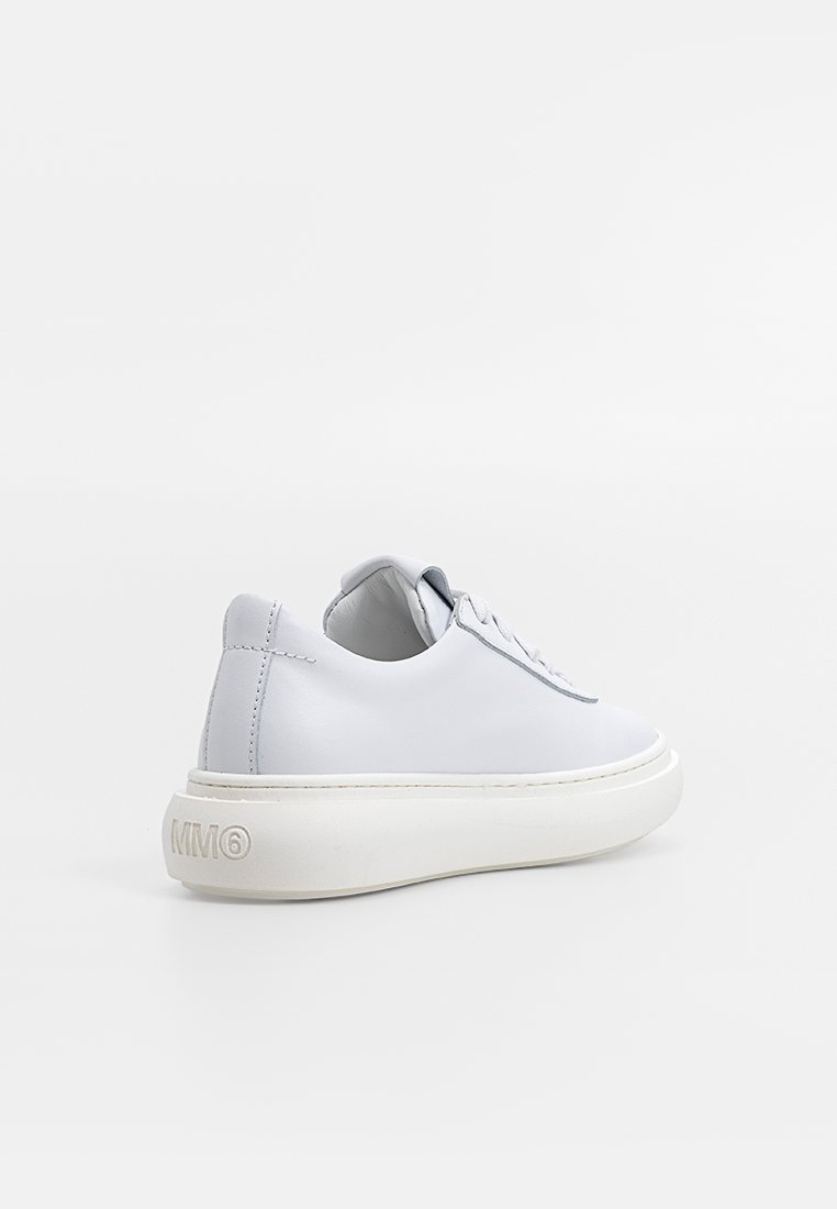 Sneaker in pelle bianca con punta arrotondata, design con lacci e suola bianca texturizzata. Presenta un sottile dettaglio del logo sul tallone.