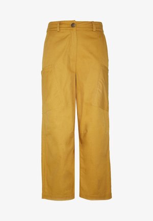 Leveälahkeiset kuorihousut sinappikeltaisesta puuvillasta, joissa on kaksi suurta etutaskua, napillinen suljenta ja näkyvät ompeleen yksityiskohdat.