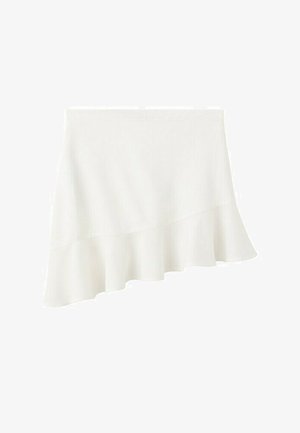 Biela asymetrická sukňa s rozšíreným volánovým lemom, vyrobená z ľahkej tkaniny.