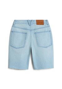 Shorts de mezclilla azul claro con un dobladillo ligeramente deshilachado, que cuentan con dos bolsillos traseros y un parche de cuero marrón con patrón en la cinturilla.