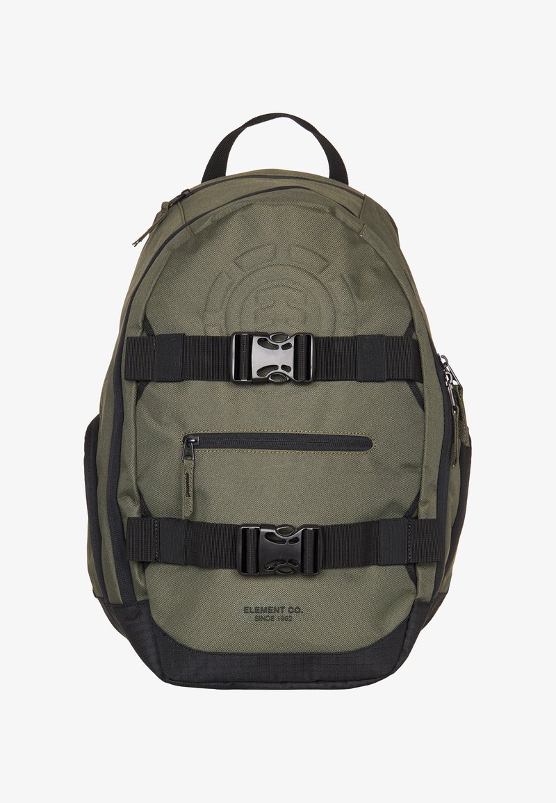 Mochila verde oliva con hebillas negras, bolsillo frontal con cremallera, asa superior y logo "Element Co. Desde 1992" en la parte inferior.