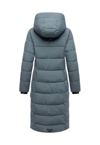 Padded kaput u prigušenoj plavoj boji s kapuljačom, s horizontalno šivenim dijelovima, dugim rukavima i crnim detaljima na manžetama.