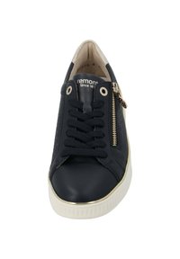 Sneaker en cuir noir avec un côté texturé, un devant lacé et un accent en zip doré. Dispose d'une semelle en caoutchouc blanche et d'un doublure intérieure beige.