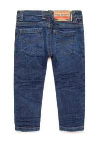 Jeans in denim blu scuro con tasche posteriori, cuciture gialle e una toppa in pelle marrone al cinturino che mostra le informazioni sul marchio.