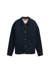 Ciemnoniebieska dżinsowa kurtka z zapięciem na guziki, spiczastym kołnierzem, pojedynczą kieszenią na piersi i beżowym polarem w środku. Posiada długie rękawy i luźny krój.