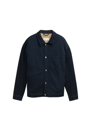 Veste en denim foncé avec une fermeture à boutons, un col pointu, une poche poitrine simple et une doublure en polaire beige. Présente des manches longues et une coupe décontractée.