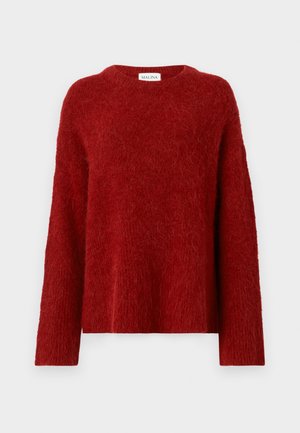 Czerwony, puszysty sweter z okrągłym dekoltem, długimi rękawami i luźnym krojem. Wykonany z miękkiego, teksturowanego materiału. Metka mówi "MALINA."