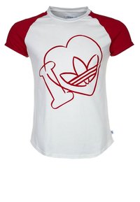 Röd och vit kortärmad t-shirt med en stor röd hjärtgrafik med tre ränder inuti, tillverkad av en mjuk bomullsblandning.