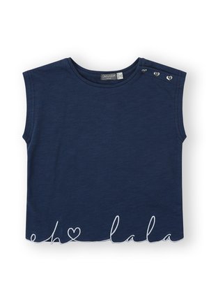 Camiseta sin mangas de color azul marino con escote redondeado y botones en forma de corazón plateados en el hombro. Presenta texto en blanco en el dobladillo.