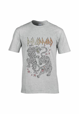 Lysegrå t-shirt med teksten "Def Leppard" og to aggressive plettede leoparder omgivet af små røde stjerner foran.