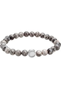 Armband med pärlor som har runda stenar i grå och vita nyanser, med en jämn yta och en silverdetalj graverad med varumärkesnamnet.