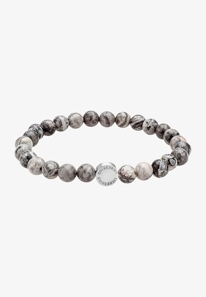 Perlenarmband mit runden Steinen in Grau- und Weißtönen, einer glatten Textur und einem silbernen Akzent, der mit dem Markennamen graviert ist.