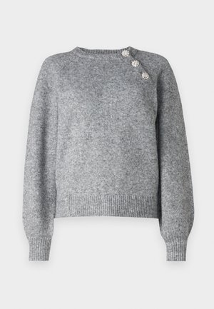 Sivý pletený sveter s dlhými rukávmi, rebrovaným lemom a tromi dekoratívnymi gombíkmi na ľavom pleci, s jemnou textúrou.