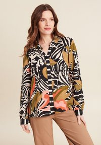 Chemise à manches longues à boutons en noir, blanc et imprimé floral multicolore avec des accents verts et roses ; tissu lisse ; col et manches à poignets.